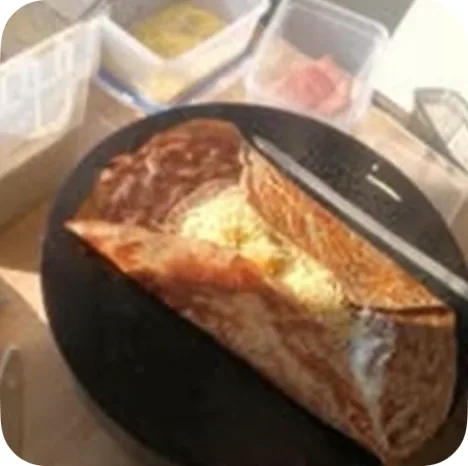 Une galette pliée en carré, en cuisson