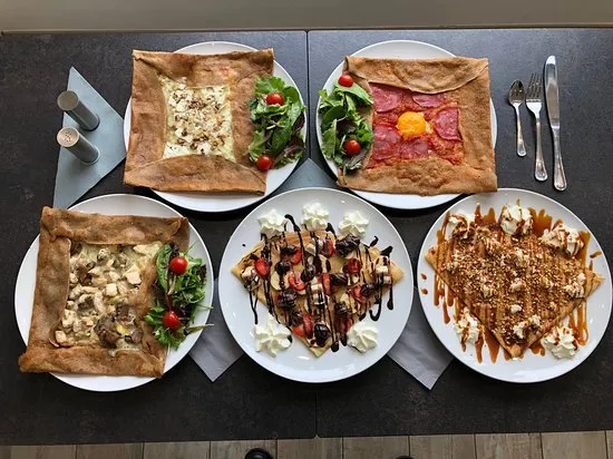 Galettes et crêpe servies sur une table